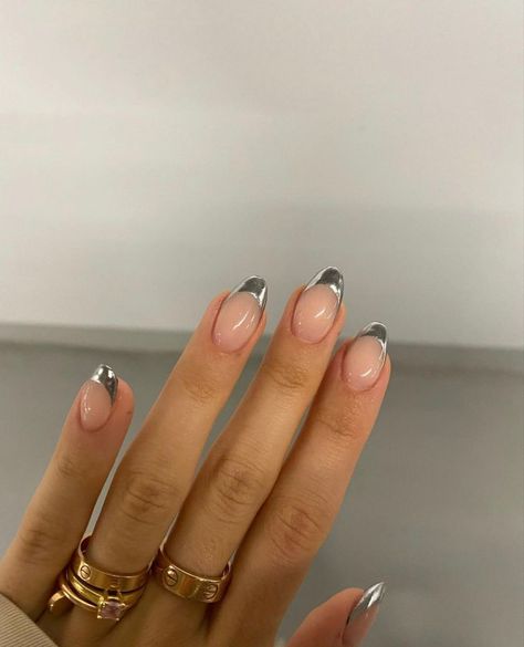 Metallic Silver Tip Nails, Cool Oval Nails, French Nails Silver Tip, Short Nails With Silver Tips, Silver French Almond Nails, Sliver Chrome French Nails, Silver Chrome Gel Nails, Minimal Chrome Nails, Simple Chrome Nails Short