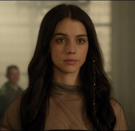 Adelaide Kane as Mary Stuart on Reign - Scottish, French, Irish French Face Claims, Adeline Kane Reign, Black Hair Actress, Adelaide Kane Aesthetic, Adaline Kane, Scottish Women Faces, Mary From Reign, Actress Face Claims, Reign Hair