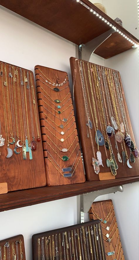 Fall Jewelry Display Ideas, Diy Necklace Stand Display Ideas, Necklace Display Market, Things To Sell At Flea Market, Retail Necklace Display Ideas, Wood Necklace Display, Homemade Jewelry Display Ideas, Jewelry Trade Show Booth Ideas, Creative Ways To Display Jewelry