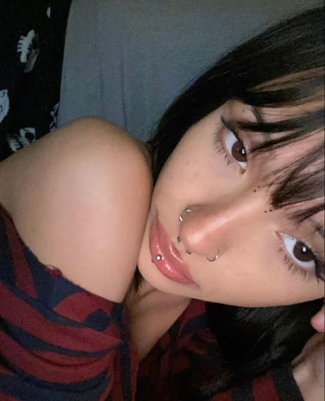 Vertical Labret Piercing, Face Piercings, Facial Piercings, Glo Up, Make Up Inspo, Cute Makeup Looks, Foto Ideas Instagram, Ideas For Instagram Photos, Cute Poses For Pictures