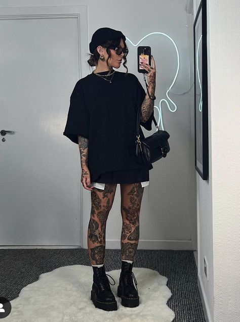 Woman Alternative Style, Alt First Date Outfit, Sporty Edgy Outfits, Black Hairstylist Outfits, Sporty Goth Outfits, Tattoo Outfit Woman, Outfits With Tattoos, Fishnet Tights Outfit Grunge, Dark Alternative Aesthetic