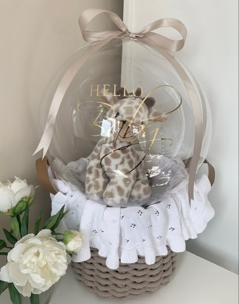 Giraffe baby gift Stuffed Balloon Ideas, Balloon Giraffe, Baby Arrival Gifts, Gift Balloon, Bobo Balloons, Plush Giraffe, Luxury Baby Gifts, Balloon Artist, Giraffe Toy