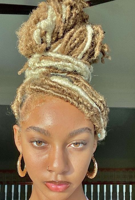 December Braided Hairstyles, Faux Locs Hairstyles Blonde, Blonde Bohemian Locs, Goddess Faux Locs Blonde, Short Blonde Faux Locs, Dread Braids For Women, Blonde Peekaboo Locs, Blonde Distressed Locs, Blond Faux Locs