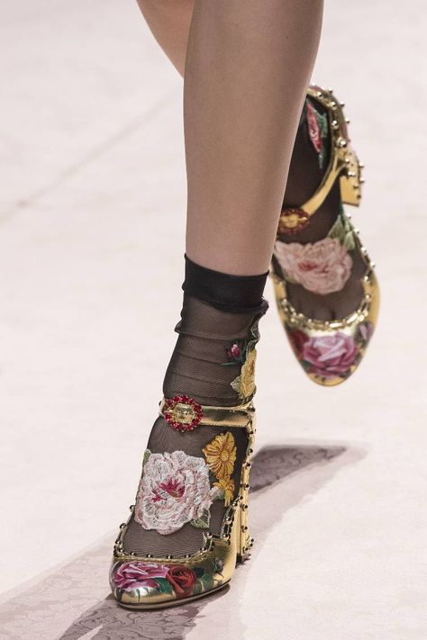 Feather Sandals, Amsterdam Fashion, Runway Shoes, Shoe Trends, Socks And Heels, Fashion Runway, Dolce E Gabbana, Crazy Shoes, Dream Shoes