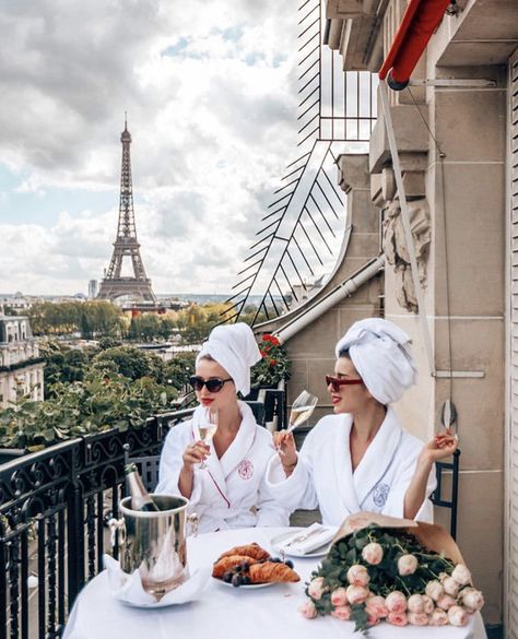 Paris Bucket List, Paris Travel Photography, Plaza Athenee, Workout Lifestyle, Escalante National Monument, Secret Photo, Greece Hotels, Motivation Workout, Paris Photography