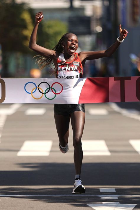 Peres Jepchirchir (Kenya) 🥇 Marathon • Tokyo 2020 Olympics #athletics Poster Idea, Traditional African Clothing, 2020 Olympics, Athletic Girls, Olympic Athletes, Marathon Runners, Tokyo 2020, Sporty Girls, Summer Olympics