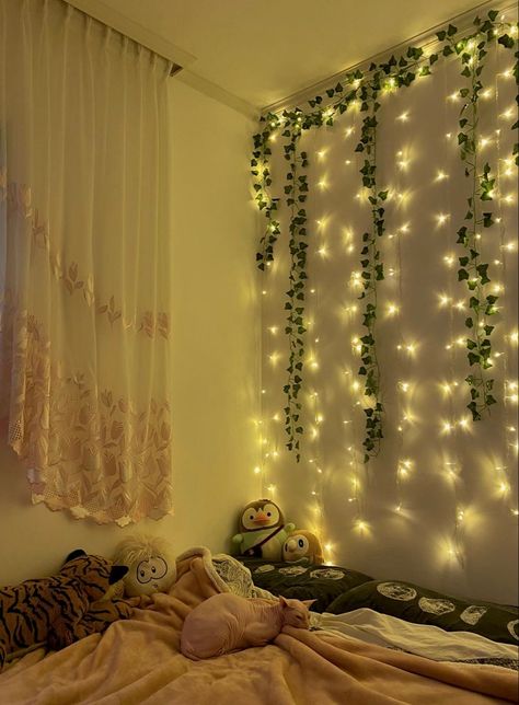 Simple Room With Led Lights, Bedrooms With Vines And Led Lights, Aesthetic Fake Vines Bedroom, Led Fairy Lights Bedroom Ideas, Falling Lights Bedroom, Led Vines In Bedroom, Vines Lights Bedroom, Led Lights Girls Bedroom, Bedroom Ideas With Vines And Led Lights