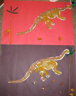 Dinosaur+Pasta+Craft | Lauren and Connor gluing pasta onto their dinosaurs Dinosaur Skeleton Craft, Pasta Skeleton, Dinosaurs Eyfs, Skeleton Template, Number Of The Week, Thema Dino, Pasta Crafts, Skeleton Craft, Dino Dig