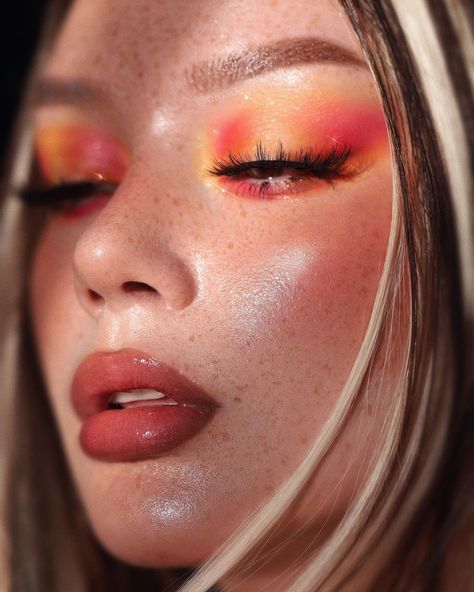 Frosty sunset ✨ ⠀⠀ #colourpopme Fade into hue palette, Hydrating Setting Mist, Soft Ivory Pretty fresh hydrating illumination… Fade Into Hue Palette, Fade Into Hue, Setting Mist, Sunset Makeup, 20 Makeup, Mekap Mata, Summer Makeup Looks, Barbie Makeup, Swag Makeup