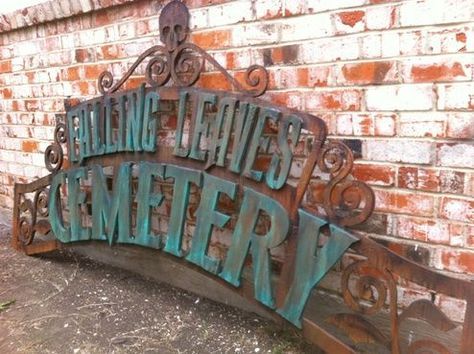 Cemetery Arch Tutorial - for above the garage (with columns on the side of the house?). This'll have to be BIG. Halloween Cemetery Sign Diy, Diy Halloween Driveway Ideas, Large Outdoor Halloween Decorations, Cemetery Sign, Halloween Arch, Halloween Fence, Arch Sign, Halloween Cemetery, Outside Halloween Decorations