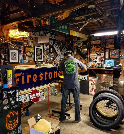 Old School Garage, Vintage Mechanic Shop, Auto Mechanic Shop, Car Guy Garage, Garage Art Studio, Garage Hacks, Vintage Garage Signs, Man Garage, Motorcycle Workshop