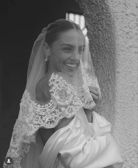 Italian Wedding Dress, Types Of Fashion, Vintage Italian Wedding, Genesis 2, Boda Mexicana, Photography Styles, Classic Brides, Dream Wedding Ideas Dresses, Future Wedding Plans