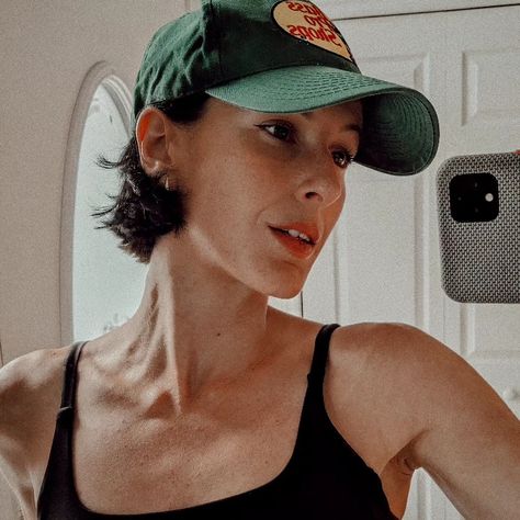 Short hair
Women with short hair that is tanned Bob With Ball Cap, Ball Cap Outfit Summer, Short Hair With Hats Women, Short Hair Baseball Cap Style, Baseball Hat With Short Hair, Baseball Cap Short Hair, Short Hair With Hat, Hats With Short Hair, Short Hair And Hats