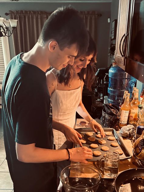 Sharing Food With Boyfriend, Live In Couple Aesthetic, Cute Couple Pics Cooking, Cute Couple Eating Together, Baking Cookies With Boyfriend Pictures, Cooking Dates Couple, Couples Baking Aethstetic, Cooking With Your Boyfriend, Couple Making Cookies