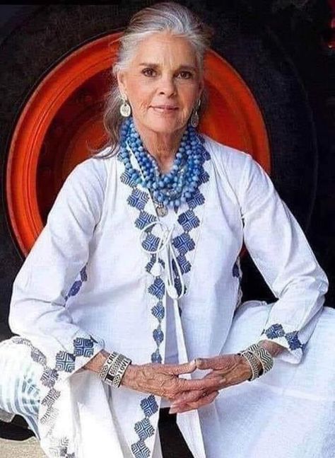 Ali Mcgraw, Mode Ab 50, Growing Old Gracefully, Ali Macgraw, Ageing Gracefully, Going Grey, Growing Older, Age Gracefully, Age Is Just A Number