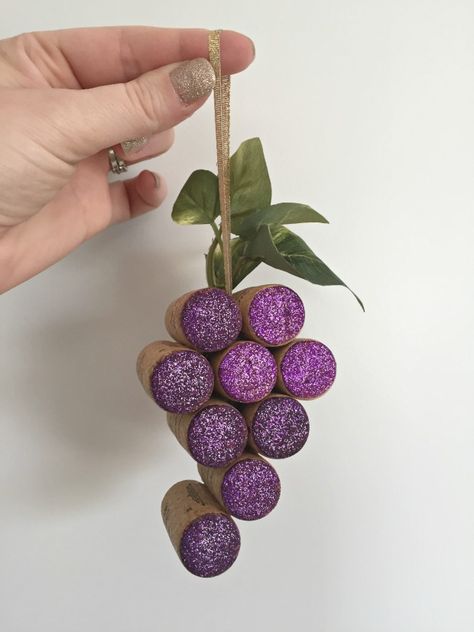 Wine Cork Ideas Decoration, Cork Wine Ideas, Wine Cork Grape Cluster, Spring Wine Cork Crafts, Wine Cork Decorations, Crafts With Wine Corks Diy, Wine Cork Christmas Ornaments Diy, Easy Wine Cork Crafts, Wine Cork Easter Crafts