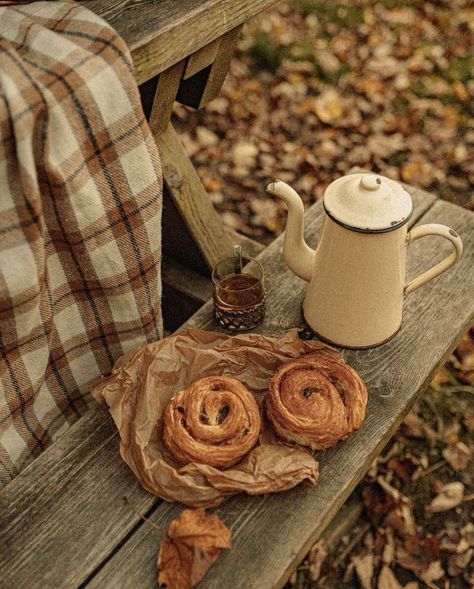 📌 June 23, 2024       @ColleSemplice Autumn Picnic Outfit, Autumn Picnic Aesthetic, Old Times Aesthetic, Village Aesthetic, Autumn Picnic, Autumn Cottagecore, Fall Tea, Fall Cottage, Fall Picnic