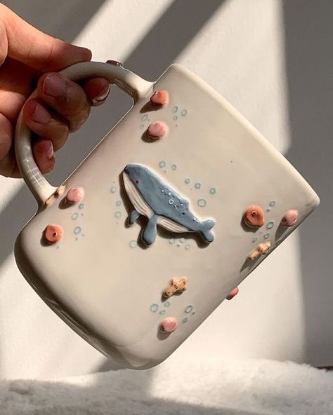 Ceramic Sculpture Mug, Whale Pottery Ideas, Whale Pottery Painting, Cute Clay Mugs, Glazing Ideas For Pottery, Aesthetic Ceramic Art, Clay Mug Designs, Mug Ideas Design, Pottery Mug Designs