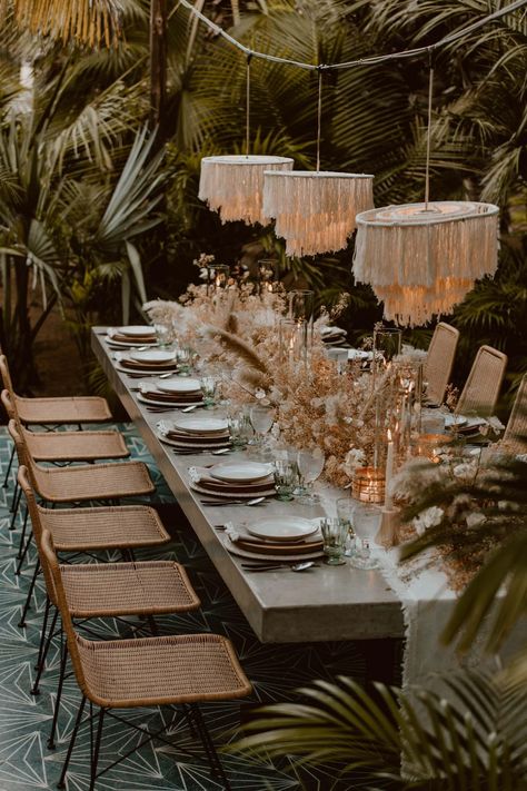 7 Tips for Creating 2019's Hottest Wedding Trend: Dried Flower Installations Acre Baja, Bohemian Ideas, Interior Boho, Color Concept, Tafel Decor, Natural Luxury, Flower Installation, Backyard Lighting, Outdoor Patio Lights