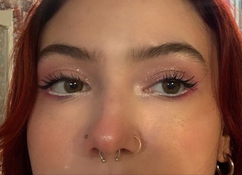 Makeup Using White Eyeliner, Eyeshadow With No Eyeliner, Light Pink Glitter Eyeshadow, Glittery Pink Eyeshadow, White Pink Makeup Looks, Light Pink Sparkly Eye Makeup, Glitter Eyeshadow Looks Simple, Pink Eyeshadow Eyeliner, Pink Shimmery Eye Makeup