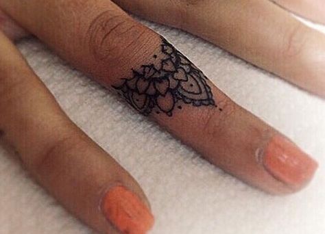 Finger // knuckle tattoos ❥ dainty Fingers Tattoo, Tato Henna, Finger Tattoo For Women, Finger Tats, Knuckle Tattoos, Finger Tattoo Designs, Gorgeous Tattoos, Ring Tattoos, Diy Tattoo