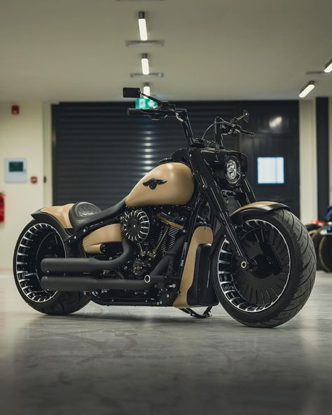 #harleydavidson #fatboy #fatbox #vrod #breakout | Instagram Vrod Custom, Harley Davidson Fatboy Custom, Luxury Instagram, Мотоциклы Harley Davidson, Harley Fatboy, Harley Davidson Wallpaper, Luxury Cars Rolls Royce, Harley Davidson Fatboy, Harley Bobber