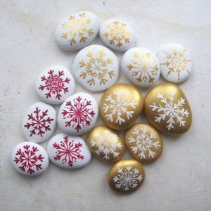 Jul Diy, Diy Christmas Paintings, Christmas Rock, Rock And Pebbles, Painted Rocks Diy, Rock Painting Patterns, Diy Holiday Decor, Rock Painting Designs, Stone Crafts