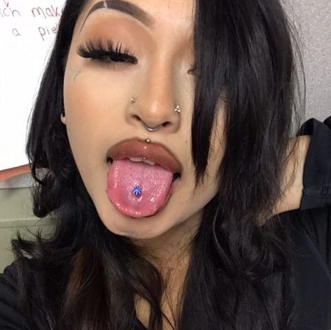 Middle Tongue Piercing, Tongue Piercing Black Women, Frog Eyes Piercing Tongue, Frog Eye Piercing Tongue, Frog Eyes Piercing, Tongue Piercing Aesthetic, Snake Bite Piercing Tongue, Cute Tongue Rings, Snake Eyes Tongue Piercing