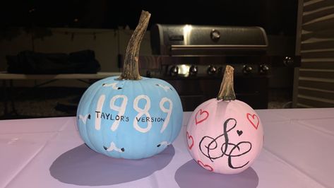 Taylor Swift Pumkin Ideas, 1989 Taylor Swift Version, Chappell Roan Pumpkin, Music Pumpkin Painting, Taylor Swift Halloween Decorations, Taylor Swift Themed Pumpkin, Sabrina Carpenter Pumpkin, Pumpkin Painting Gilmore Girls Ideas, Taylor Swift Pumpkin Ideas