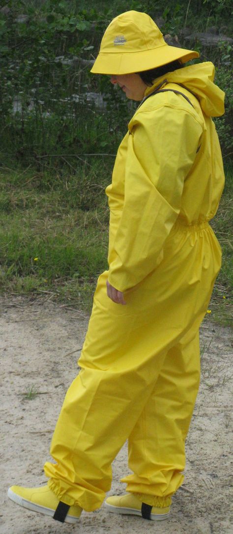 Yellow Rain Jacket, Rainwear Girl, Rainwear Fashion, Rubber Boots, Rain Wear, Men's Fashion, Rain Jacket, Overalls, Vinyl