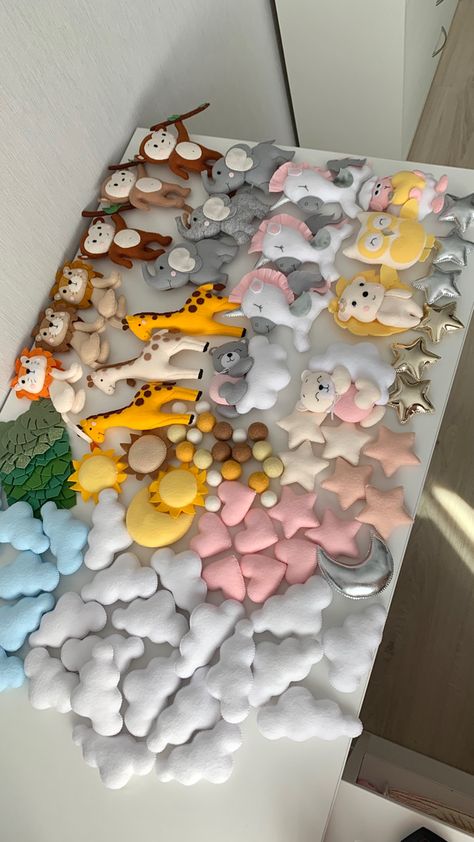 Baby Mobiles Diy, Felt Mobile Pattern, Felt Baby Toys, Baby Mobile Ideas, Baby Mobile Diy, Modern Kids Toys, Safari Baby Mobile, Nursery Decor Safari, Felt Toys Diy