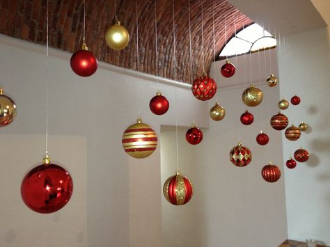 Hanging Baubles Ceiling, Hanging Christmas Bulbs From Ceiling, Christmas Decorations Ceiling, Christmas Party Centerpieces, Hanging Christmas Decor, Christmas Ceiling Decorations, Christmas Stairs Decorations, Christmas Stairs, Pretty Christmas Decorations