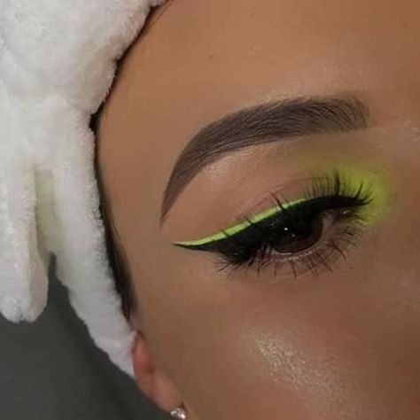 Edc Makeup, Yellow Eye Makeup, Neon Eyeshadow, Concert Makeup, Green Eyeliner, Party Make-up, Yellow Makeup, Neon Makeup, Graphic Makeup