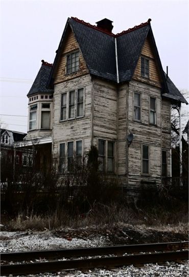 1269 Abandoned Victorian. 956 Linden Avenue, York, Pennsylvania. Abandon Mansions, Fairytale Places, Scary House, Mansion Homes, Medieval Buildings, Southern Plantations, Abandoned Homes, Creepy Houses, Urban Exploring