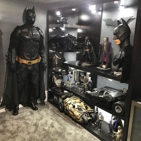 Batman Display Ideas, Batman Office, Geek Room Decor, Batman Cave, Batman Nails, Knight Suit, Friends Aesthetics, Comic Room, Batman Collection