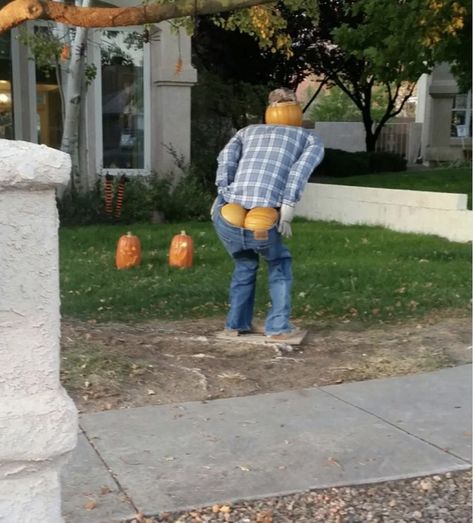 pumpkin man mooning halloween decoration Creative Halloween Decorations, Scary Halloween Decorations Outdoor, Halloween Decor Diy, Halloween Outside, Casa Halloween, Halloween Witch Decorations, Halloween Memes, Homemade Halloween Decorations, Creepy Halloween Decorations