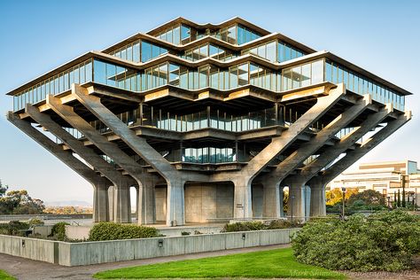 Geisel Library University California San Diego La Jolla UCSD color Geisel Library, San Diego Library, متحف فني, University Of California San Diego, Architecture Cool, Taichung City, Library University, Brutalist Buildings, Toyo Ito