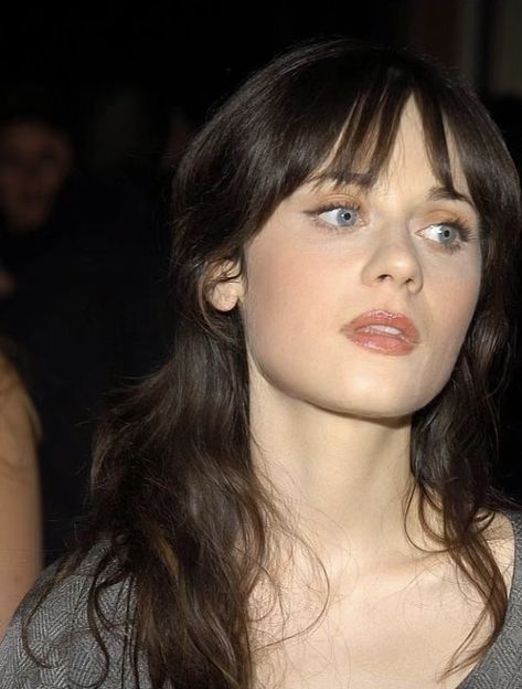 Young Zooey Deschanel, Zooey Deschanel Hair, Andromeda Black, Zooey Deschanel Style, Manic Pixie, Hair With Bangs, Zooey Deschanel, 인물 사진, New Girl