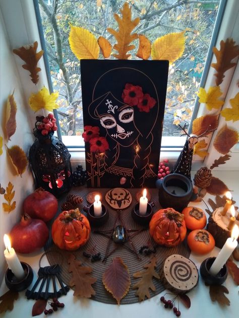 Samhain Altar Ideas, Sabbat Correspondences, Spiritual Altar Ideas, Samhain Decor, Altar Setup, Samhain Decorations, Deity Worship, Samhain Altar, Wiccan Sabbats