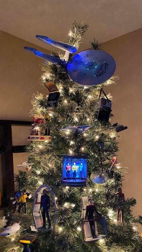 Star Trek tree decorated with Hallmark ornaments with a starship topper. Star Trek Christmas, Nerdy Christmas, Geek Christmas, Star Trek Funny, Star Trek Series, Star Trek Original, Star Trek Ships, Creative Halloween Costumes, Hallmark Ornaments