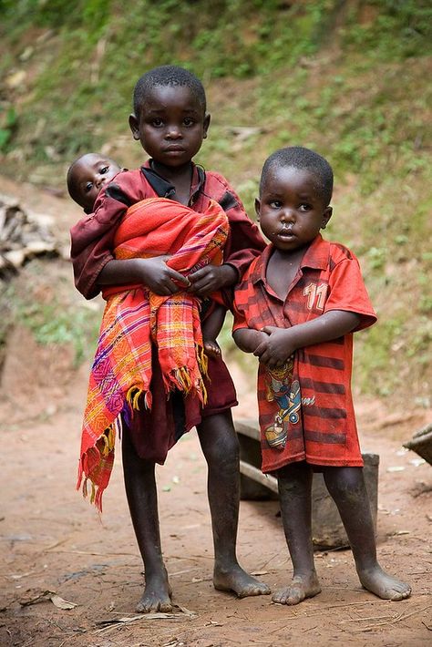 burundi | walter zerla | Flickr Human Pictures, African Babies, Unintended Consequences, Baby Carrying, Indigenous Tribes, African Children, Portraiture Drawing, Human Babies, Good Intentions