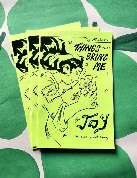 --THIS ITEM HAS SLIDING SCALE PRICING $3 - $8. I DO THIS TO KEEP ZINES ACCESSIBLE. PLEASE SELECT YOUR PRICE IN DROP DOWN MENU <3-- A selection of comics from my comic journal about daily joy! I wrote this for Trans Monologues 2023.  This zine is 8.5 in x 5.5 in, FULL COLOR, 12 pages long, and includes a cardstock cover. It is illustrated and includes a small size font (equivalent to 12 in arial) Zine Design Ideas Inspiration, Scrapbook Zine, Zines Ideas Inspiration, Art Zine Layout Design, Easy Zine Ideas, Zine Artbook, Zine Cover Ideas, Digital Zine Ideas Inspiration, Artist Zine