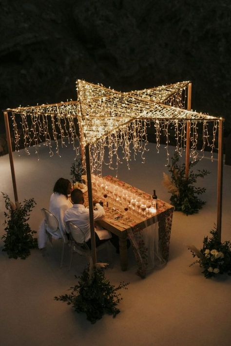 We're so inspired by this wedding lighting trend that we're convinced everyone should have one of these installations in their patios this summer. Christmas Icicle Lights, Icicle Christmas Lights, Rustic Wedding Decorations, Lights Wedding Decor, Icicle Lights, Lights Christmas, Wedding Lights, Design Case, Patio Design