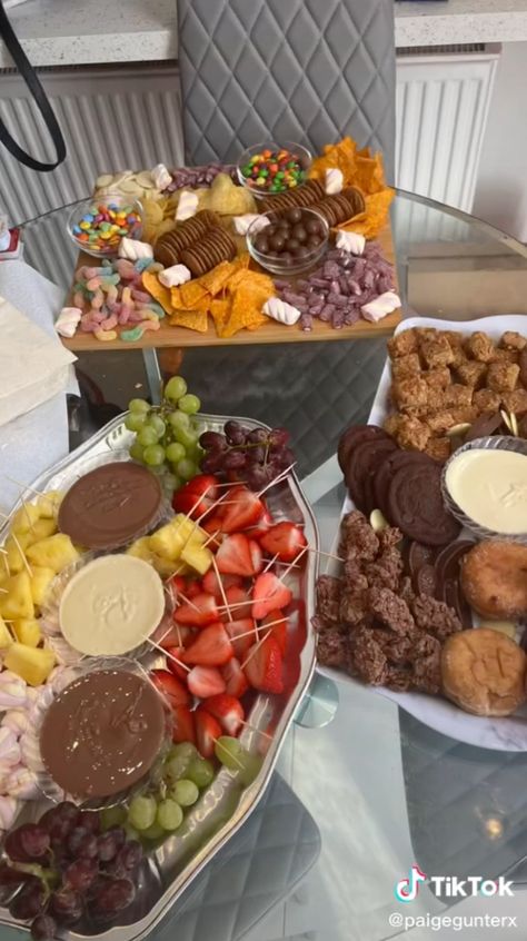 People Are Hosting 'Bring A Board' Parties And It's The Most Delicious Party Idea Ever Food At Party Ideas, Party Hosting Food Ideas, Snack Board For Party, Snacks Board Ideas, Bring Your Own Food Board Party, Golden Charcuterie Board, Snack Ideas For A Party, Being A Board Night, Bring Ur Own Board Party