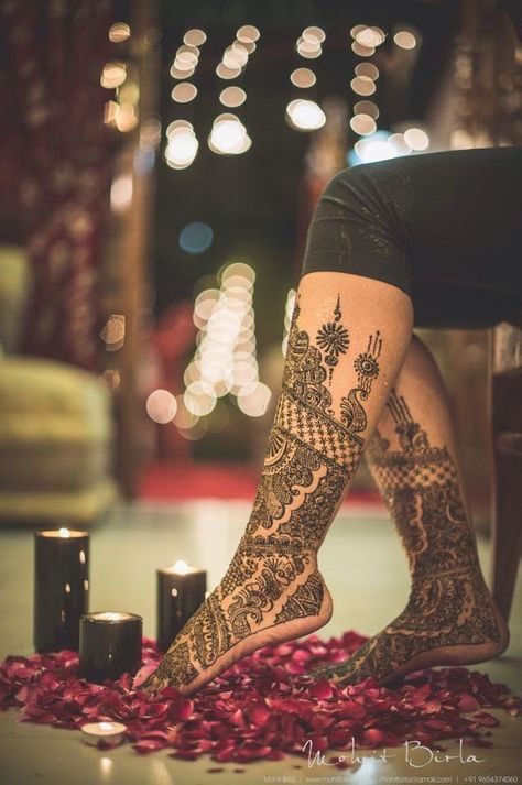 Mehndi Ceremony Photography, Mehndi Theme, Mehendi Photography Bridal, Mehendi Photoshoot, Bridal Mehendi Designs Wedding, Mehendi Photography, Indian Bride Photography Poses, Bride Photos Poses, Indian Wedding Poses