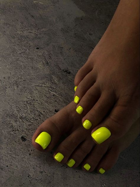 Bright Toe Nails, Bright Yellow Nails, Neon Pedicure, Pedicure Inspiration, Pedicure Trends, Neon Toe Nails, Beach Toe Nails, Yellow Toe Nails, Toenail Designs Summer