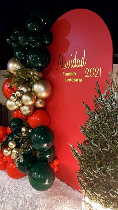 Christmas Decorations Party Events, Christmas Birthday Balloons, Work Christmas Party Ideas Decor, Posada Navidena, Christmas Party Backdrop Ideas, Red And Gold Christmas Party, Corporate Christmas Party Decorations, Company Christmas Party Ideas, Small Pantry Design