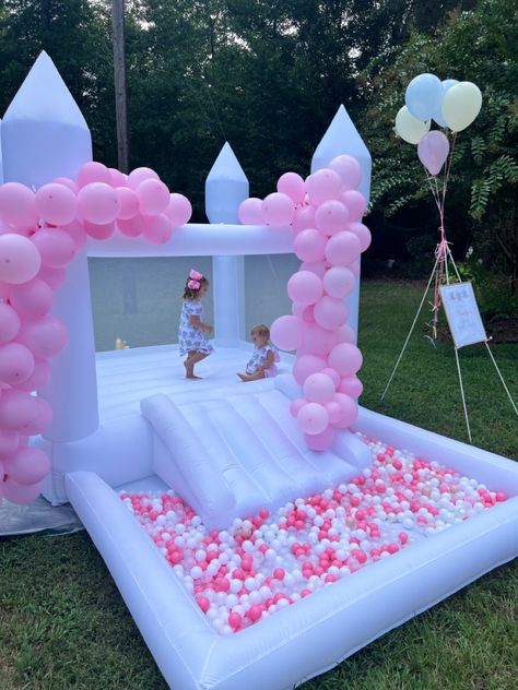 White bouncy house with pink ballons White Castle Bounce House, Pink Ball Pit Birthday Parties, Luxury Bounce House, Pink Bouncy House, Backyard Princess Party, Pink Bouncy Castle, Aesthetic Bounce House, Bouncy House Business, Bouncy Castle Aesthetic