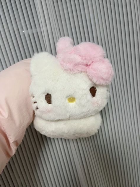 hello kitty sanrio earmuffs fluffy pink white hyperfem hyperfeminine winter tumblr Hello Kitt, Sanrio Stuff, Aesthetic Objects, Kawaii Room Decor, Iron Deficiency, Hello Kitty Sanrio, Hello Kitty My Melody, Kawaii Room, Hello Hello