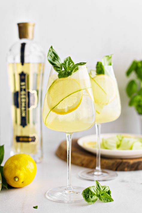 Sweet, floral, and refreshing, this St. Germain Spritz is made with elderflower liqueur, prosecco, and lemon juice. Perfect for the spring and summer! St Germain Cocktail Recipes, Lemon Curd Pavlova, Hosting Recipes, St Germain Cocktail, Prosecco Drinks, Elderflower Cocktail, Spring Cocktails Recipes, Lemon Cocktail, Puff Pastry Tart